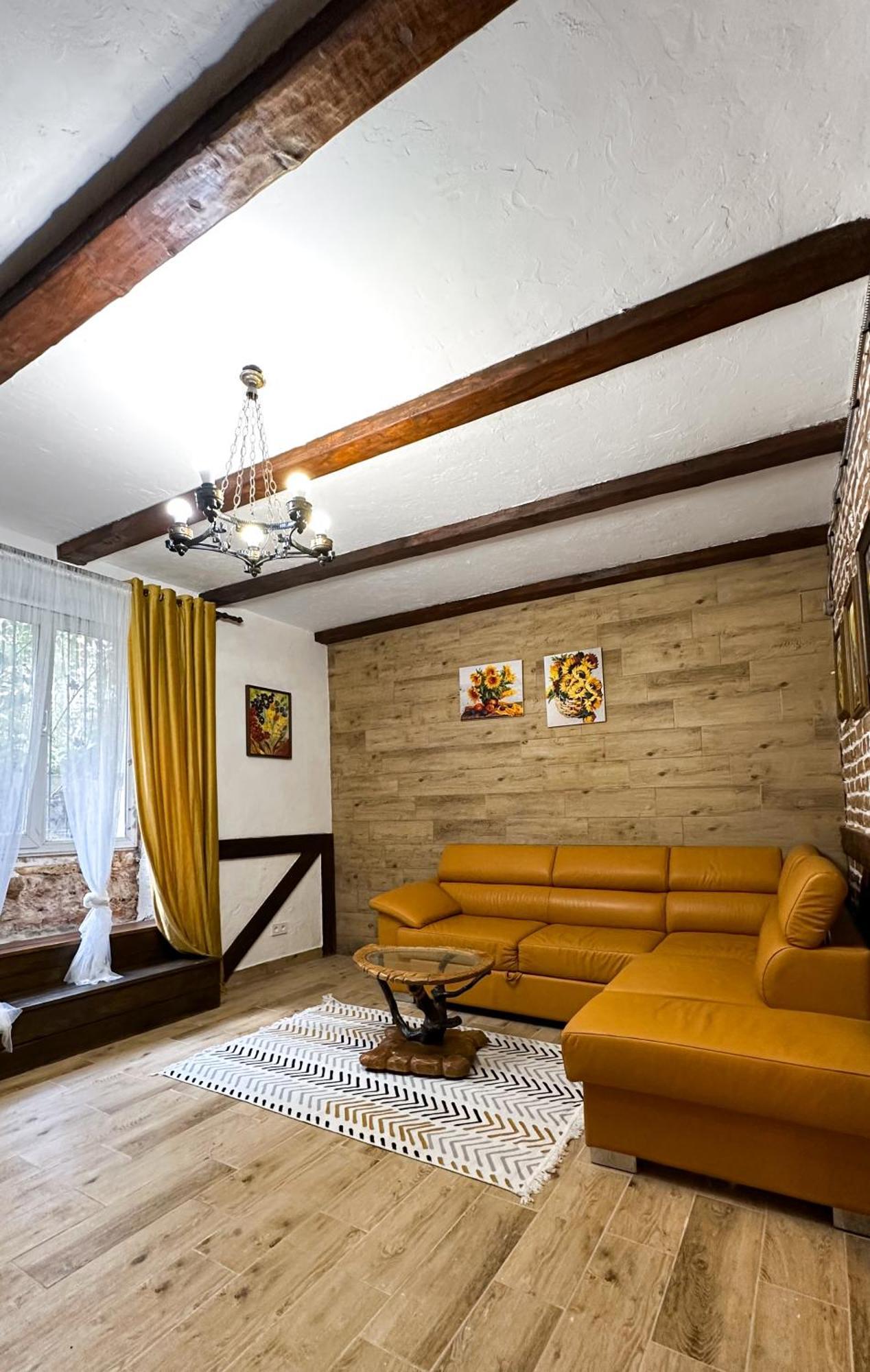 Golden King Old Town Apartment